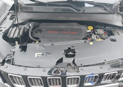 2019 Jeep Compass Latitude 4X4 z USA, uszkodzony, nr VIN 3C4NJDBB8KT847654